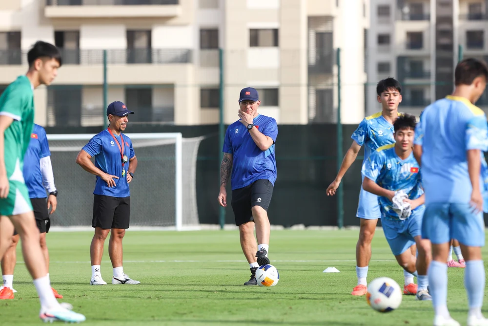 HLV Roland: 'U17 Việt Nam có thể làm tốt hơn' - Ảnh 1.