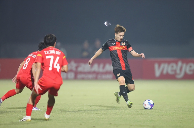 Live Ninh Bình 1-0 Becamex TP HCM: Hoàng Đức scores the opener