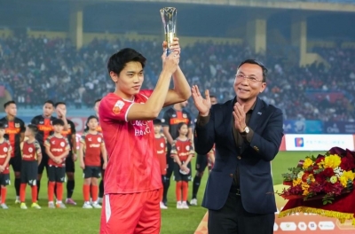 More than 12,000 spectators 'flocked to watch' Đình Bắc and Vietnam U23 in the V-League