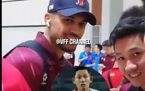Hoàng Hên and Xuân Son playfully mimic Hai Long's celebration, creating a humorous moment after the big win over Indonesia