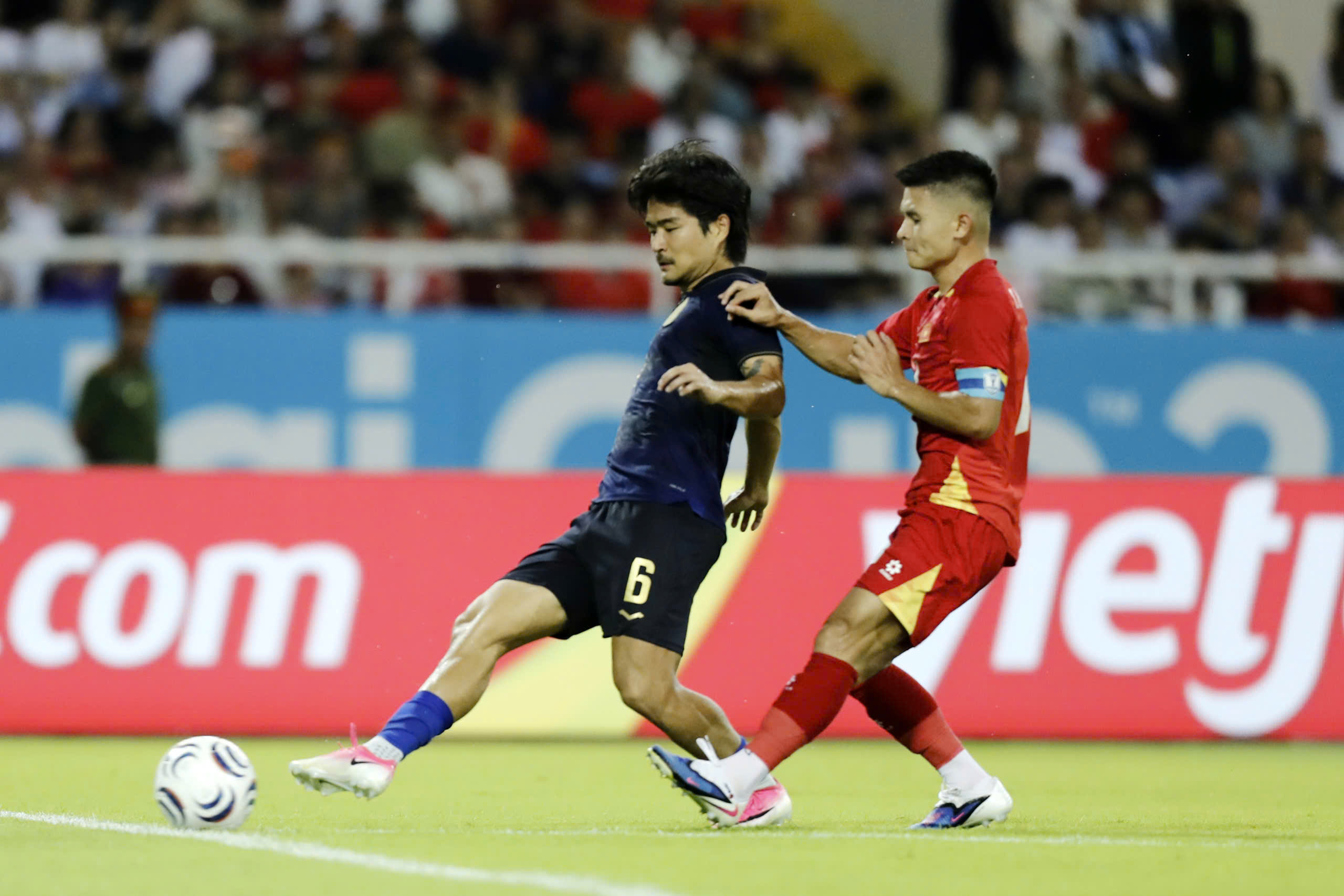 Tin nóng bóng đá Việt hôm nay 10/8: Đội tuyển Việt Nam fair-play nhất vòng bảng ASEAN Cup; SHB Đà Nẵng chiêu mộ hậu vệ trưởng thành từ HAGL - Ảnh 1. Tin nóng bóng đá Việt hôm nay 10/8: Đội tuyển Việt Nam fair-play nhất vòng bảng ASEAN Cup; SHB Đà Nẵng chiêu mộ hậu vệ trưởng thành từ HAGL - Ảnh 1.
