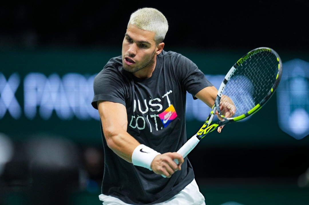 Does Carlos Alcaraz have a significant advantage at the 2025 Paris Masters?