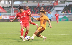 HAGL coach shows strictness towards goalkeeper Trung Kiên