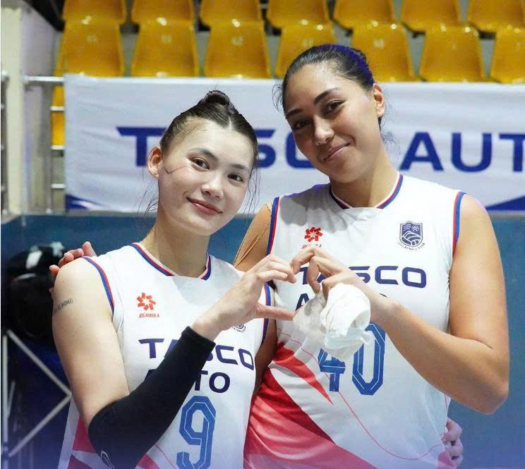 Hanoi&#39;s women&#39;s volleyball players were all smiles after receiving a hot reward of 100 million VND.