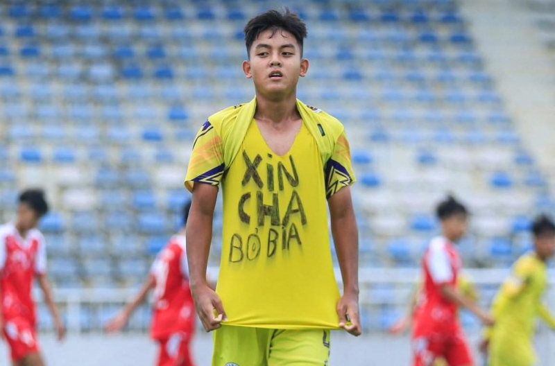 Young Vietnamese player creates buzz with the celebration 'Please Dad, stop drinking beer'