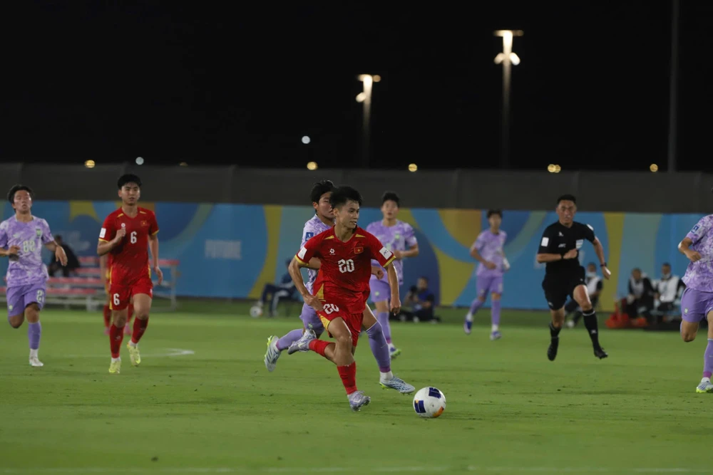 Nhiều cầu thủ U17 Việt Nam khóc, HLV Roland ôm động viên - Ảnh 2. Nhiều cầu thủ U17 Việt Nam khóc, HLV Roland ôm động viên - Ảnh 2.