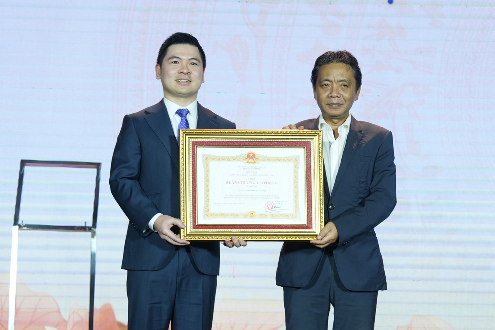 Tin nóng bóng đá Việt Nam hôm nay 9/6: CLB Hà Nội nhận Huân chương Lao động hạng Nhì, U19 Việt Nam hồi hộp chờ vé bán kết - Ảnh 1. Tin nóng bóng đá Việt Nam hôm nay 9/6: CLB Hà Nội nhận Huân chương Lao động hạng Nhì, U19 Việt Nam hồi hộp chờ vé bán kết - Ảnh 1.