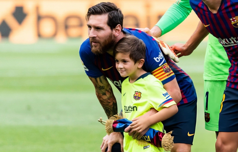 Messi guides his son towards joining Barcelona