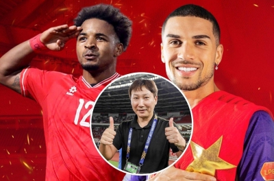 Coach Kim Sang Sik 'throws a party' with a powerful explosion from the Vietnam national team's attack.
