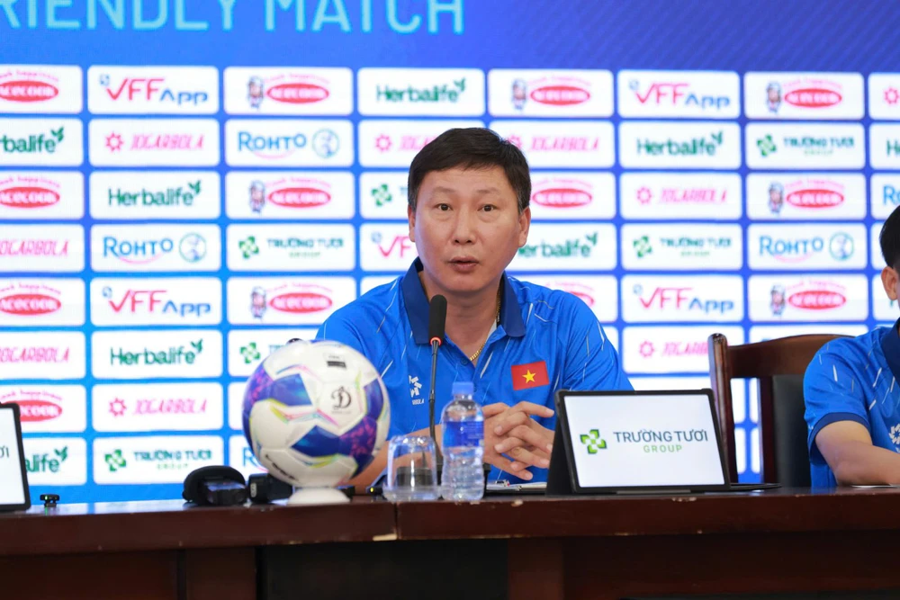 HLV Kim Sang Sik: 'Xuân Son có thể ra sân' - Ảnh 1.