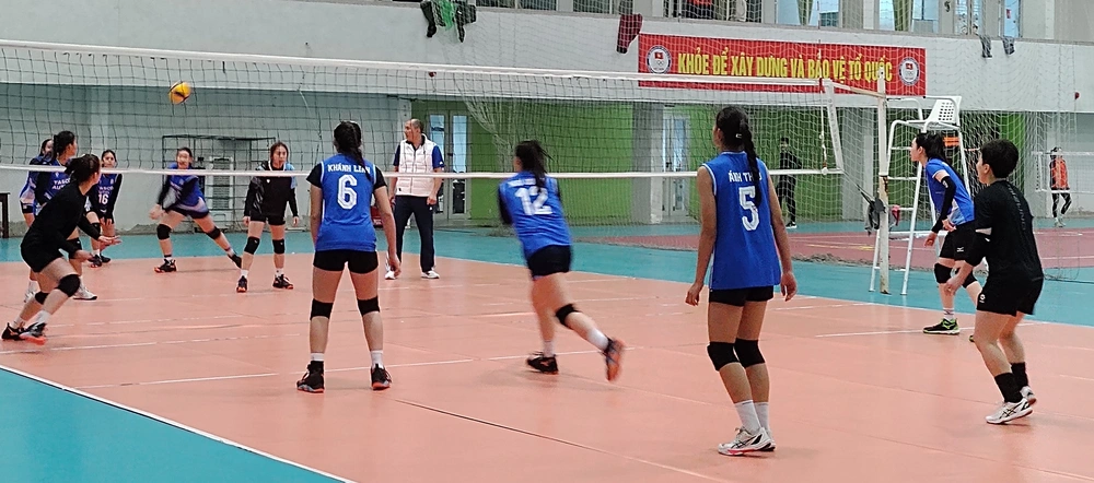 HLV Tuấn Kiệt (áo trắng) trong buổi tập ngày cận tết Bính Ngọ ở CLB bóng chuyền nữ Hà Nội CLB Hà Nội Tasco Auto tập buổi cuối cùng vào ngày 12/2 trước khi nghỉ đón tết Bính Ngọ. Ảnh: CLB bóng chuyền nữ Hà Nội Tasco Auto