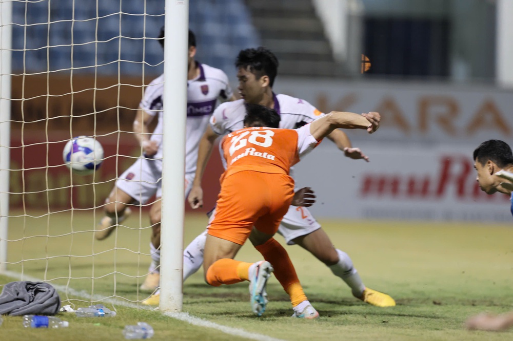 Cựu vương V-League tự làm khó mình - Ảnh 2. Cựu vương V-League tự làm khó mình - Ảnh 2.