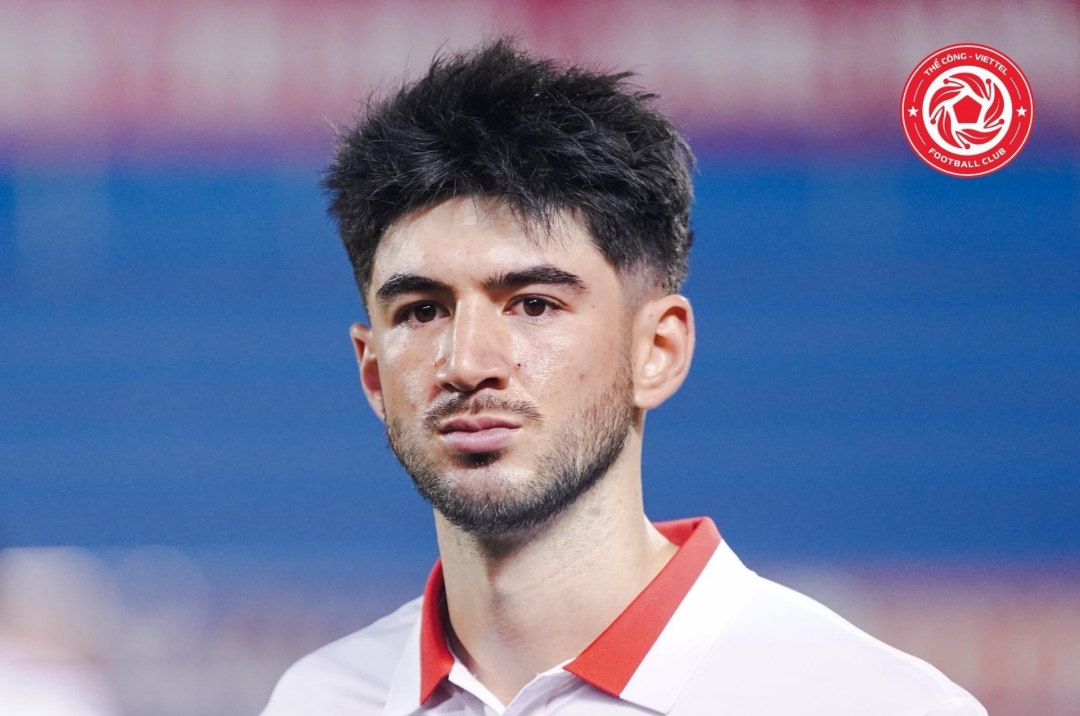 A nearly 1.9m tall Vietnamese-American could be the 'savior' for Vietnam's national team