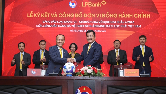Coach Kim Sang Sik made a surprising statement about Thành Trung, opening the door for the overseas Vietnamese player.