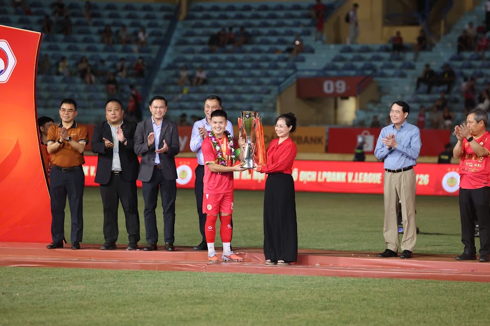 CAHN nâng cúp vô địch V-League trong niềm vui trọn vẹn - Ảnh 2. CAHN nâng cúp vô địch V-League trong niềm vui trọn vẹn - Ảnh 2.