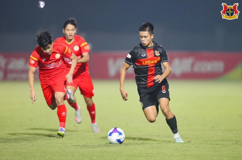 Overseas Vietnamese player Trần Thành Trung brings great news to coach Kim Sang Sik at SEA Games 33