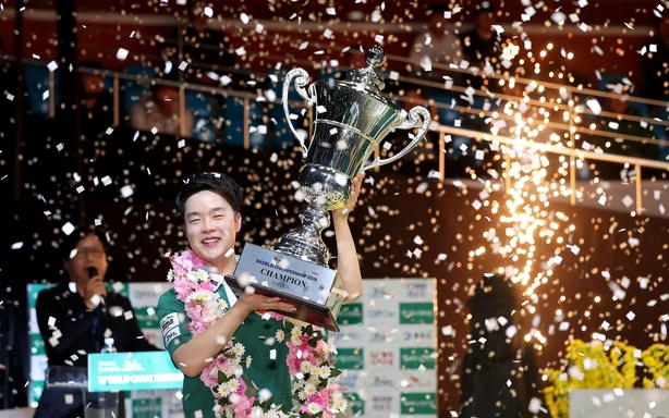 18-year-old prodigy sets record as youngest billiards champion, receives over 3.5 billion VND in prize money.