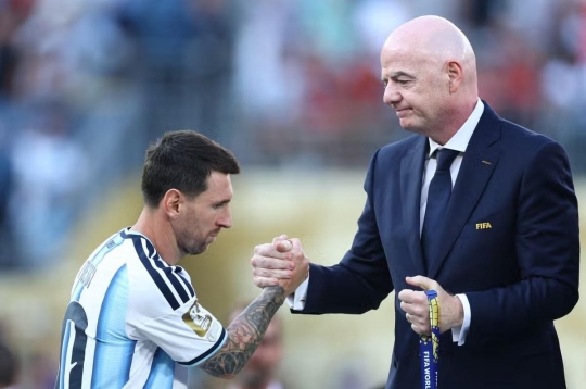FIFA election heats up: Argentina picks a side, England objects
