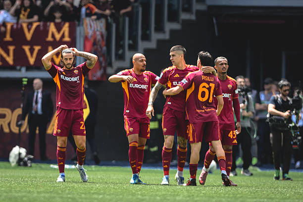 Tại thủ đô Rome, AS Roma giành chiến thắng 2-0 trước Lazio trong trận derby thành Rome để vươn lên vị trí thứ tư Serie A Tại thủ đô Rome, AS Roma giành chiến thắng 2-0 trước Lazio trong trận derby thành Rome để vươn lên vị trí thứ tư Serie A