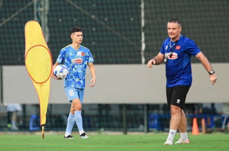 Overseas Vietnamese in Europe moved by wearing the Vietnam U23 jersey