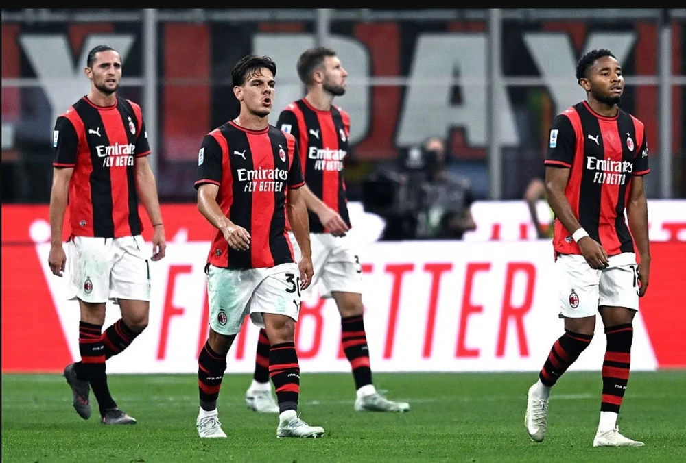 AC Milan chính thức sa thải HLV Allegri cùng bộ ba quyền lực sau khi mất vé dự Champions League  - Ảnh 1.