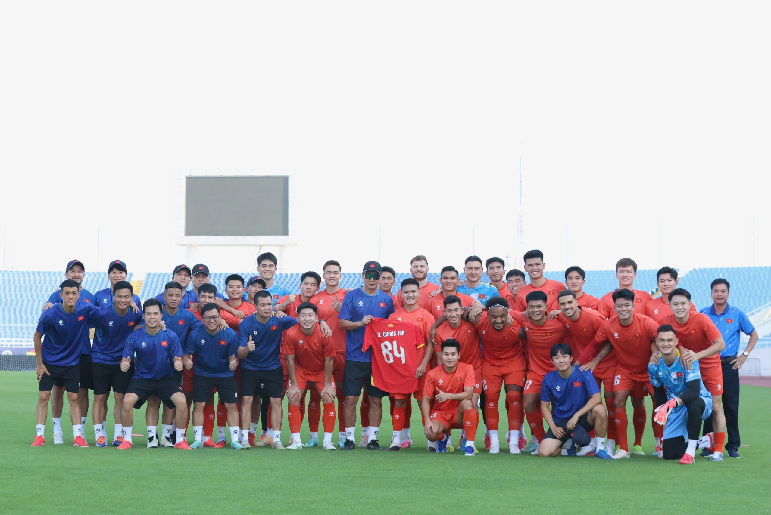 Tin nóng bóng đá Việt hôm nay 13/8: Đội tuyển Việt Nam sang Malaysia; Cựu tiền đạo World Cup gia nhập CLB Công an TP.HCM - Ảnh 2.