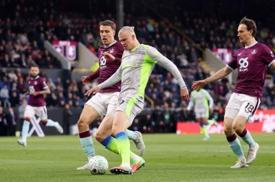 Manchester City defeats Burnley to officially climb to the top of the Premier League standings.