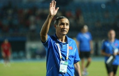 Upon receiving a prestigious honor, coach Mai Đức Chung immediately did something that moved many people.