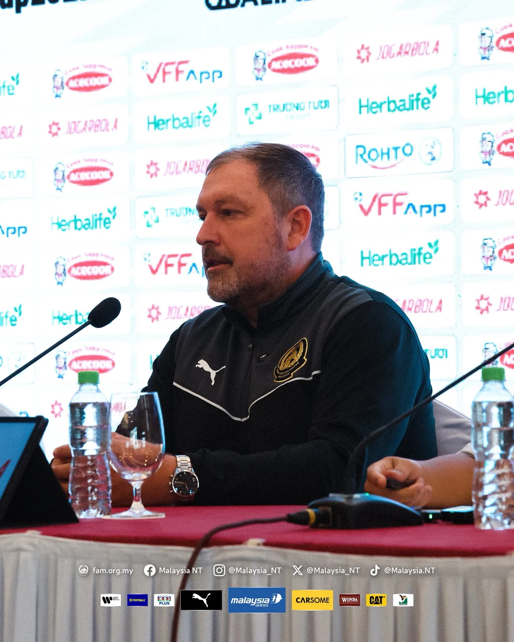 Đội tuyển Việt Nam làm quen sân Thiên Trường, Xuân Son hưng phấn - Ảnh 2.