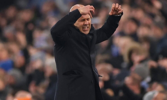 Arne Slot phàn nàn về VAR, trọng tài Anh lập tức phản pháo