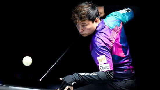 Vietnam&#39;s number one cueist clinched a dramatic victory over his Japanese opponent to secure a spot in the next round of the world championship.