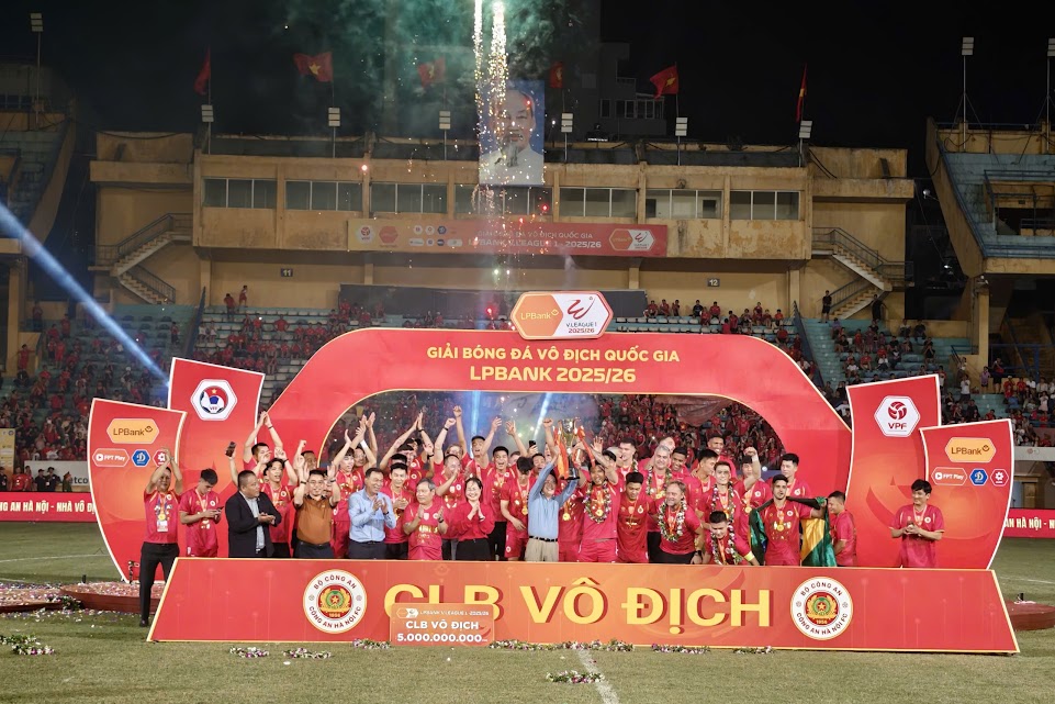 Các cầu thủ CAHN ăn mừng chức vô địch V-League Các cầu thủ CAHN ăn mừng chức vô địch V-League