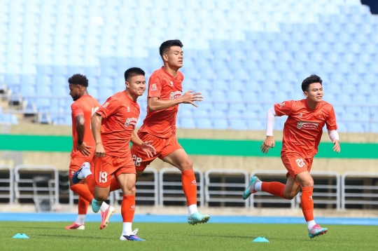 The tallest defender in history speaks honestly about his first time with the Vietnam National Team