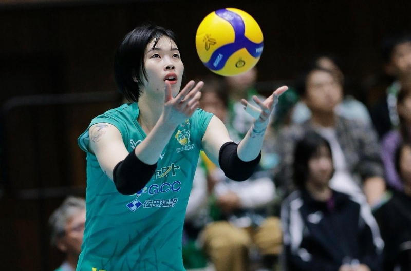 Thanh Thúy and her teammates suffered a narrow defeat against Hisamitsu Springs