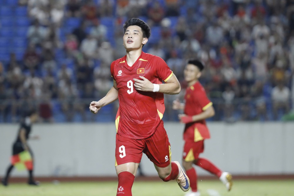 HLV Kim Sang Sik: 'Đình Bắc cạnh tranh với Xuân Son tốt cho đội tuyển Việt Nam' - Ảnh 2. HLV Kim Sang Sik: 'Đình Bắc cạnh tranh với Xuân Son tốt cho đội tuyển Việt Nam' - Ảnh 2.