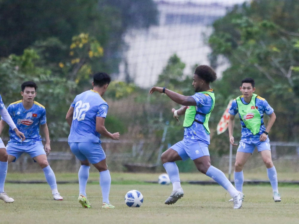 Tin nóng bóng đá Việt hôm nay 21/3: Đội tuyển Việt Nam chia ba nhóm hội quân; Bangladesh chốt đội hình đến Việt Nam - Ảnh 1. Tin nóng bóng đá Việt hôm nay 21/3: Đội tuyển Việt Nam chia ba nhóm hội quân; Bangladesh chốt đội hình đến Việt Nam - Ảnh 1.