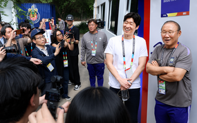 Former national team player Park Ji Sung gets teased after meeting coach Park Hang Seo on the training field
