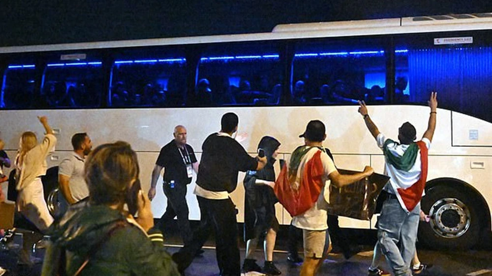 Tuyển nữ Iran cầu cứu giữa vòng vây người biểu tình tại Australia - Ảnh 2.