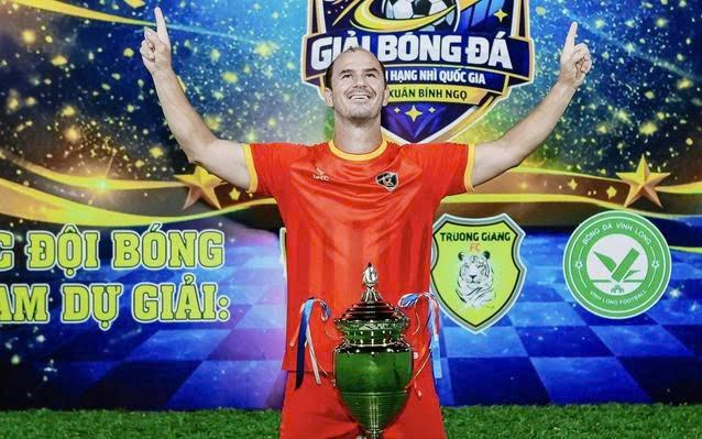 Tiền đạo nhập tịch Việt Nam có cơ hội thăng hạng ở tuổi U50