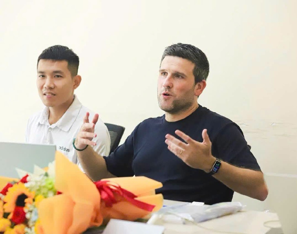 HLV Gerard Albadalejo chia sẻ triết lý và mục tiêu với cầu thủ Becamex TPHCM - Ảnh 1.