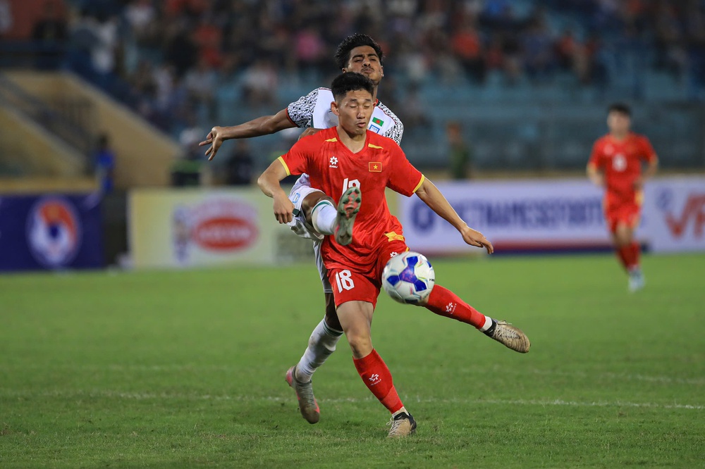 Đội tuyển Việt Nam vẫn còn "vết gợn" sau chiến thắng đậm Bangladesh - Ảnh 1. Đội tuyển Việt Nam vẫn còn "vết gợn" sau chiến thắng đậm Bangladesh - Ảnh 1.