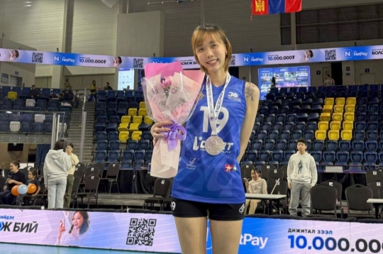 The tallest female volleyball middle blocker in Vietnam finished as the runner-up at the Mongolian Championship.