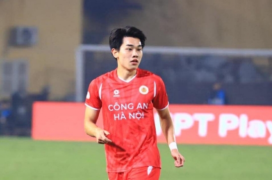 Why should we be happy when Đình Bắc is continuously on the bench?