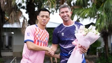 Harry Kewell calls, Do Hoang Hen responds