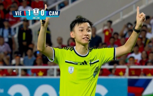 The referee officiating the Vietnam vs. Cambodia match caused a stir on social media for being too young and handsome.