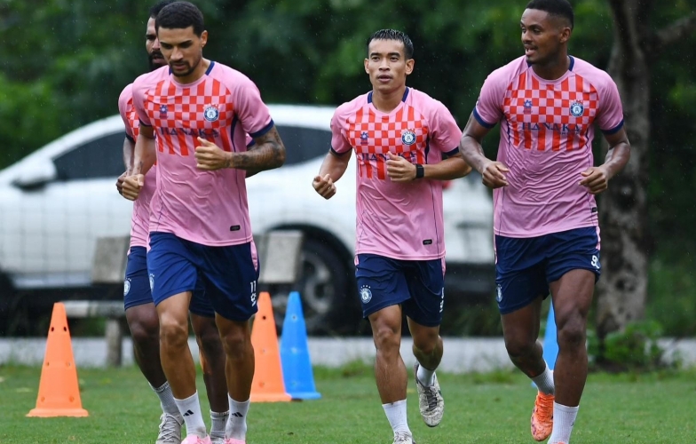Coach Harry Kewell inspires on his first day meeting Hanoi FC players