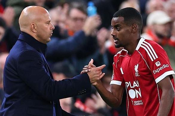 MU legend calls for Liverpool to bench &#39;star signing&#39; Isak