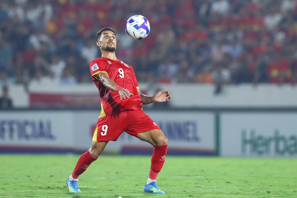 Hoàng Hên cam kết tương lai ở Việt Nam, tiết lộ được chính những người phát hiện Messi tuyển chọn - Ảnh 1.