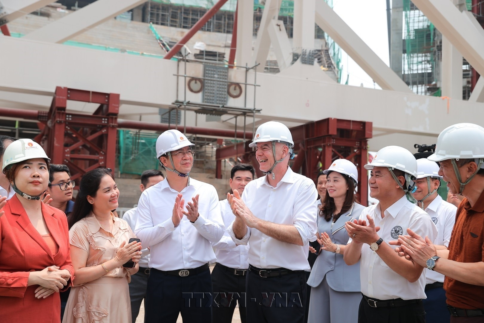 Chủ tịch FIFA và đoàn công tác tham quan khu vực dự án sân vận động PVF cùng nhà thi đấu trong nhà đang được xây dựng. Đây là những hạng mục quan trọng trong định hướng hình thành một quần thể thể thao quy mô lớn, hiện đại và đồng bộ của Việt Nam. Ảnh: Minh Quyết - TTXVN Chủ tịch FIFA và đoàn công tác tham quan khu vực dự án sân vận động PVF cùng nhà thi đấu trong nhà đang được xây dựng. Đây là những hạng mục quan trọng trong định hướng hình thành một quần thể thể thao quy mô lớn, hiện đại và đồng bộ của Việt Nam. Ảnh: Minh Quyết - TTXVN