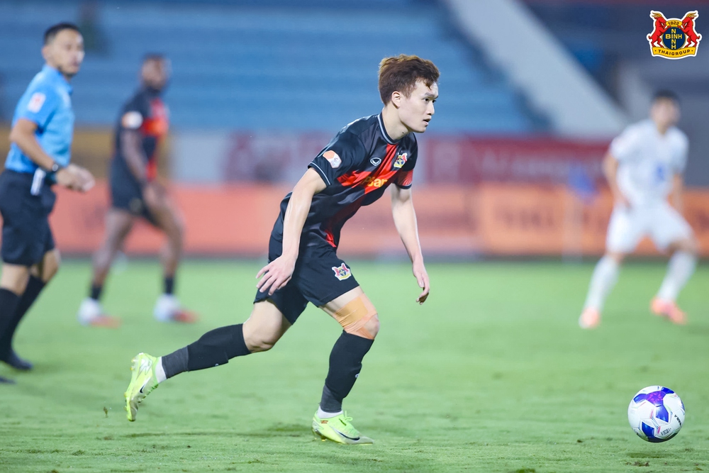 Cả Ninh Bình lẫn HAGL đều "đặt cược" với ông Vũ Tiến Thành - Ảnh 2. Cả Ninh Bình lẫn HAGL đều "đặt cược" với ông Vũ Tiến Thành - Ảnh 2.